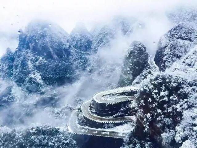 像极了金庸笔下的旷世仙山 迎醉面,暮雪飞花,几点黛愁山暝 披着暮色